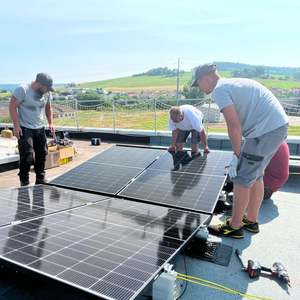 Équipe de pose de panneaux photovoltaïque